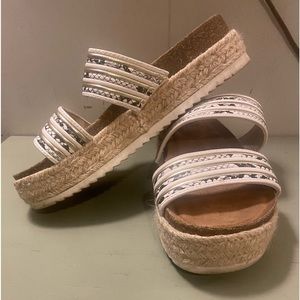 So platform open toe slip on sandals White gold women’s 6 1/2